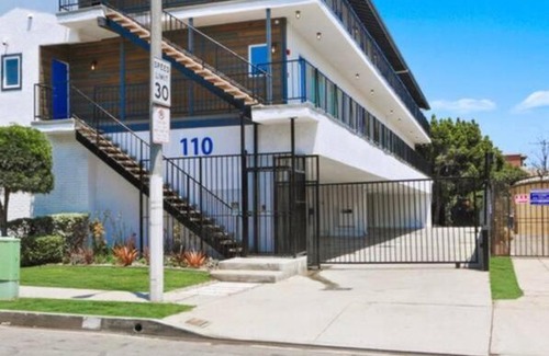 Inglewood Apartment | Stylish 2 bed 1 and half Bath Apartment near Sofi Stadium, LAX, Forum