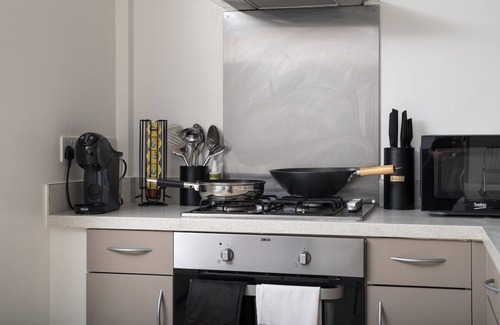 Bletchley Apartment | Stylish 2-Bed Apartment | Parking | Great Location