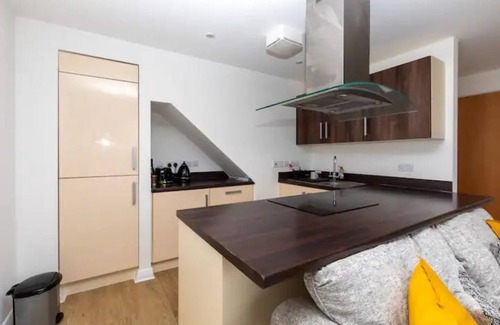 Lansbury Apartment | Stylish 2 Bed Duplex by Canal - Bow