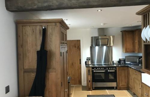 Winkhill House | Stylish 2 Bed Peak Dist Cottage Barn Alton Towers