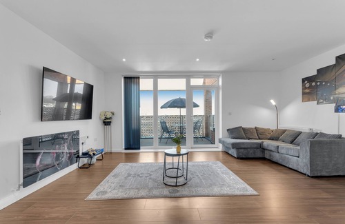 Dartford Apartment | Stylish 2-bedroom Apartment with City Views & Cosy vibe.