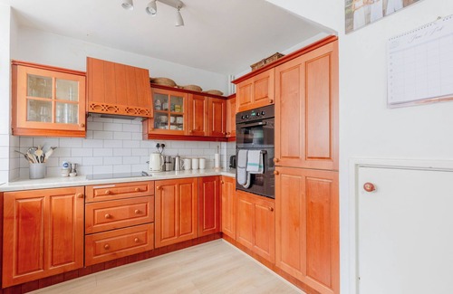 Larkhall Apartment | Stylish 2BD Home with Private Garden, Nine Elms