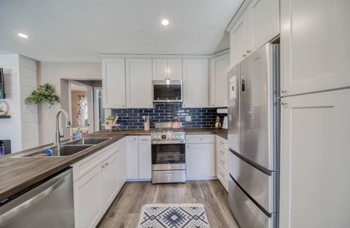 Rolla House | Stylish 2Bdrm Bungalow | Walkable + Well Equipped