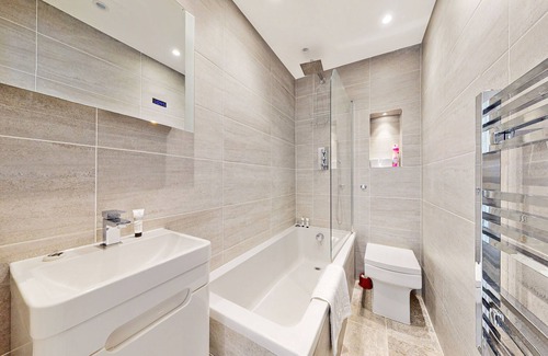 Golborne Apartment | Stylish 2bed/2bath flat 4min from tube station