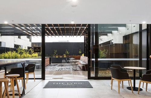 Collingwood North Apartment | Stylish 2bed Apartment in Fitzroy - Free Parking