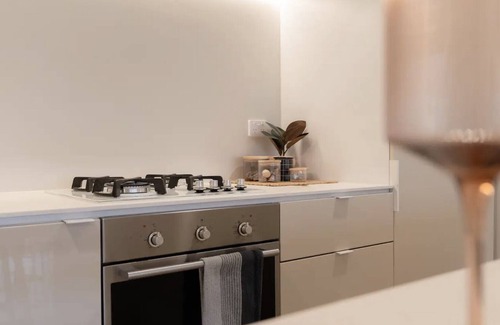 Collingwood North Apartment | Stylish 2bed Apartment in Fitzroy - Free Parking