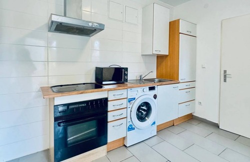 Liesing Apartment | Stylish 2BR Apart Sleeps 6 Direct City Access