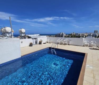 Skala Apartment | Stylish 2BR Apartment with Rooftop Pool in Mackenzie