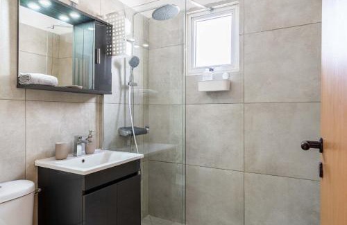 Skala Apartment | Stylish 2BR Apartment with Rooftop Pool in Mackenzie