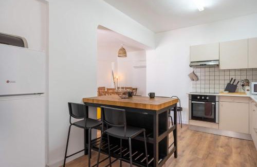 Skala Apartment | Stylish 2BR Apartment with Rooftop Pool in Mackenzie
