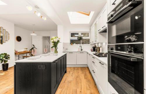 Islington Apartment | Stylish 2BR Apt in Highbury & Islington with Garden