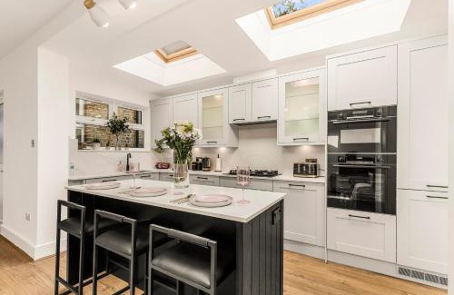 Islington Apartment | Stylish 2BR Apt in Highbury & Islington with Garden