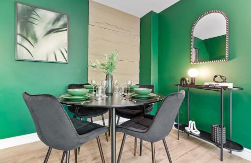 Luton Apartment | Stylish 2BR Flat near Airport & Stadium, Sleeps 6