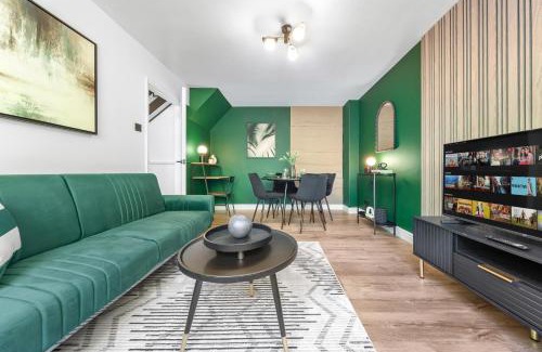 Luton Apartment | Stylish 2BR Flat near Airport & Stadium, Sleeps 6