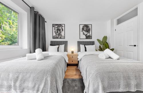 Luton Apartment | Stylish 2BR Flat near Airport & Stadium, Sleeps 6