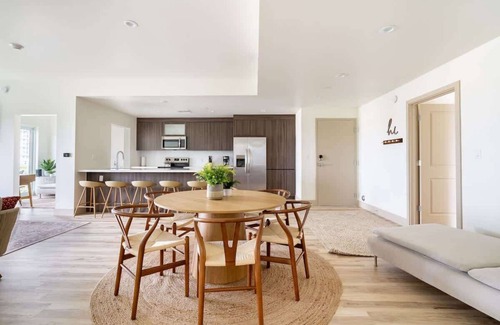 Parkside Apartment | Stylish 2BR Hollywood Condo - Workspace & Parking