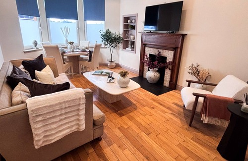 Govan Apartment | Stylish 2BR in unique Ibrox location nearby subway