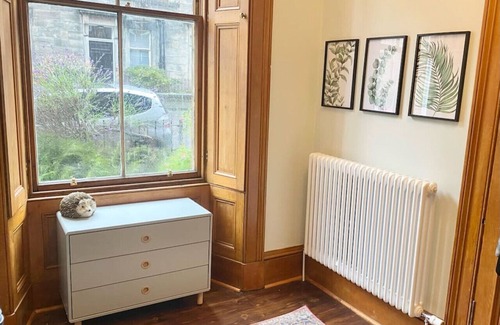 Marchmont Apartment | Stylish 3 bed 2 bath Meadows main door garden apt