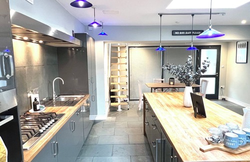 Montpellier House | Stylish 3-bed converted bakery in central Cheltenham – bold, bright & perfect for groups.