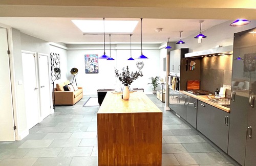 Montpellier House | Stylish 3-bed converted bakery in central Cheltenham – bold, bright & perfect for groups.