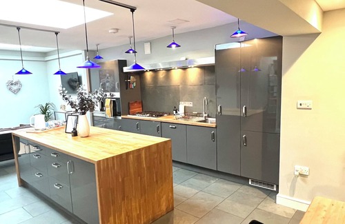 Montpellier House | Stylish 3-bed converted bakery in central Cheltenham – bold, bright & perfect for groups.