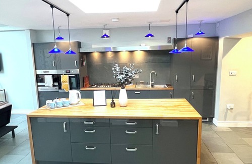 Montpellier House | Stylish 3-bed converted bakery in central Cheltenham – bold, bright & perfect for groups.