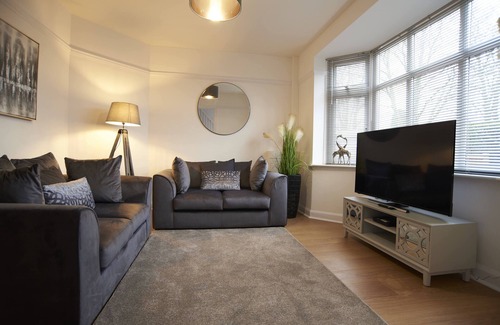 Melton Mowbray House | Stylish 3 Bedroom Family House with Parking