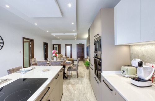 St. Andrew's Apartment | ✨ Stylish 3-bedroom in Swieqi 🇲🇹 – just minutes from beaches, restaurants & nightlife 🌊🍴🎶. Your perfect Malta getaway awaits! 🌴☀️