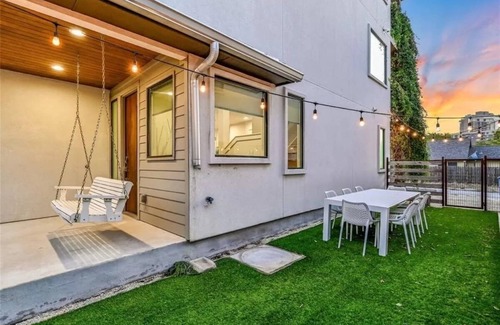 Swede Hill House | Stylish 3-Level Escape | 12 Guests | Downtown Walk