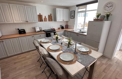 Cowes House | Stylish 3BR Cowes Cottage Close To The Waterfront