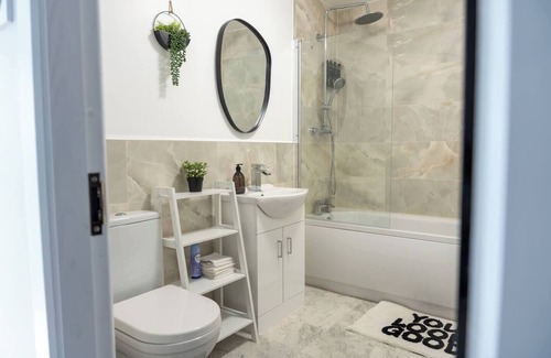 Ashton-under-Lyne House | Stylish 3BR House 18mins to Peak District/Wifi/Free Parking/Netflix/Sky Sports