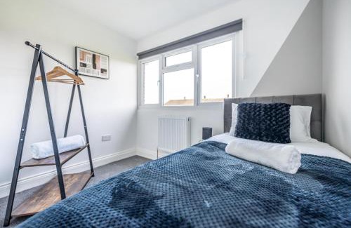 Langley Marish Apartment | Stylish 3BR Home, Sleeps 5, Contractor Stay-Friendly, Near M25, Free Parking