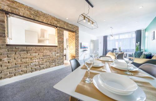 Langley Marish Apartment | Stylish 3BR Home, Sleeps 5, Contractor Stay-Friendly, Near M25, Free Parking