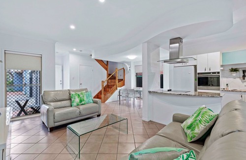 Bulimba Apartment | Stylish 3BR Townhouse CampHill + Wi-Fi, Parking