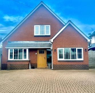 Abergavenny House | Stylish 4-Bed Home with Ensuites, Garden & Parking