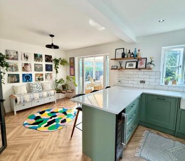 Abergavenny House | Stylish 4-Bed Home with Ensuites, Garden & Parking
