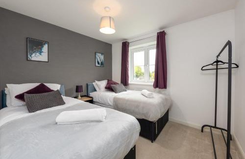 Maidstone House | Stylish 4 Bedroom House-Sleeps 7-Parking-Nr Hospital-Contractors Deal