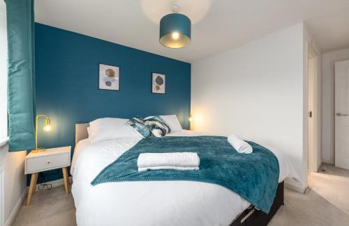 Maidstone House | Stylish 4 Bedroom House-Sleeps 7-Parking-Nr Hospital-Contractors Deal