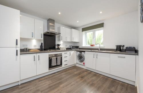 Maidstone House | Stylish 4 Bedroom House-Sleeps 7-Parking-Nr Hospital-Contractors Deal