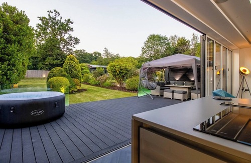 Hillingdon House | Stylish 4-Bedroom Luxury Home Featuring Hot Tub & Pool Table
