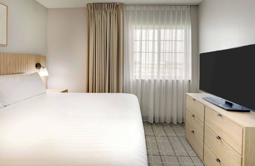 Doral Hotel | Stylish 4BR Doral Units | Gym, Pool, BBQ, Pet-Friendly, Airport Shuttle