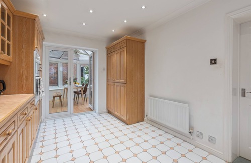 Chadwell Villa | Stylish 4BR Home in Romford with Garden & Parking