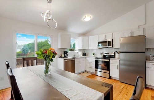 North Central Westminster House | Stylish 4BR Retreat - Hot Tub, Game Room & Modern Comforts