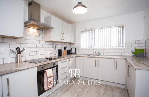 Blyth House | Stylish 5BR – Contractor Stay & Parking – 20% Off