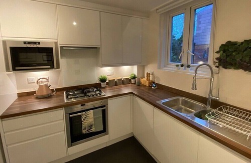 Cleveland Apartment | Stylish Apartment in Leafy Ealing W13