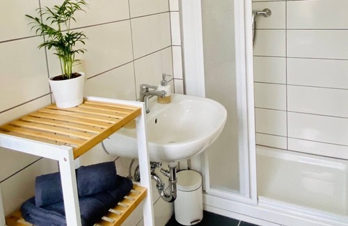 Andreasvorstadt Apartment | Stylish apartment in a central location, Netflix, old building style, kitchen, public transport