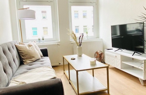 Andreasvorstadt Apartment | Stylish apartment in a central location, Netflix, old building style, kitchen, public transport