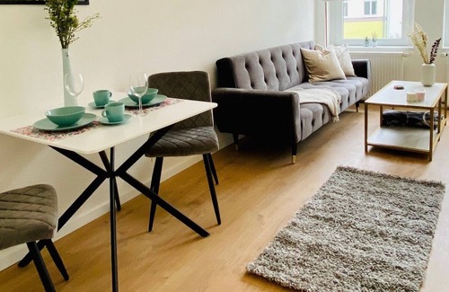 Andreasvorstadt Apartment | Stylish apartment in a central location, Netflix, old building style, kitchen, public transport