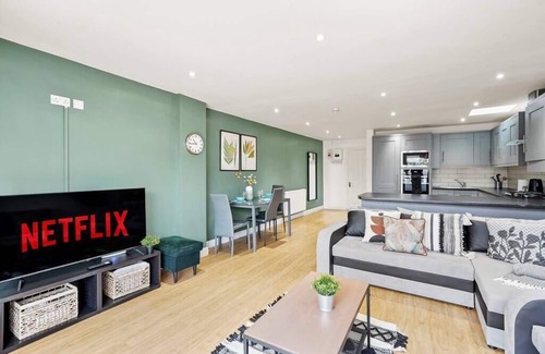 Staple Hill Apartment | Stylish Apartment - Sleeps 8