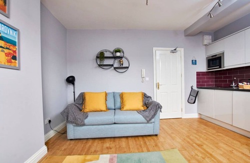 Castle Donington Apartment | Stylish Apt. Near Airport, Fast Wifi, Gym Pass